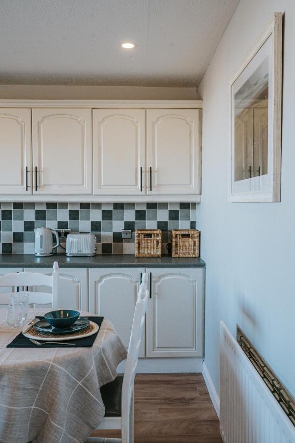 Tideaway - Cosy Seaside Village Bungalow Near Beach 캐슬락 외부 사진